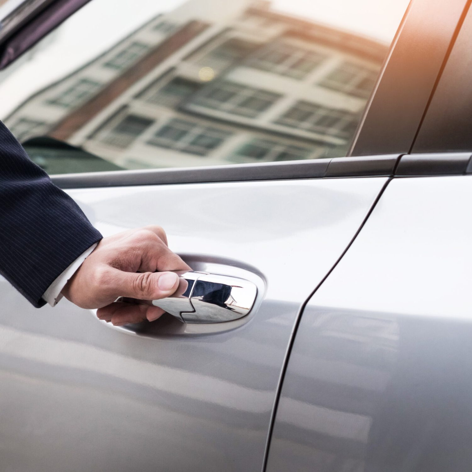 Chauffeur VTC ouvrant poignée de porte