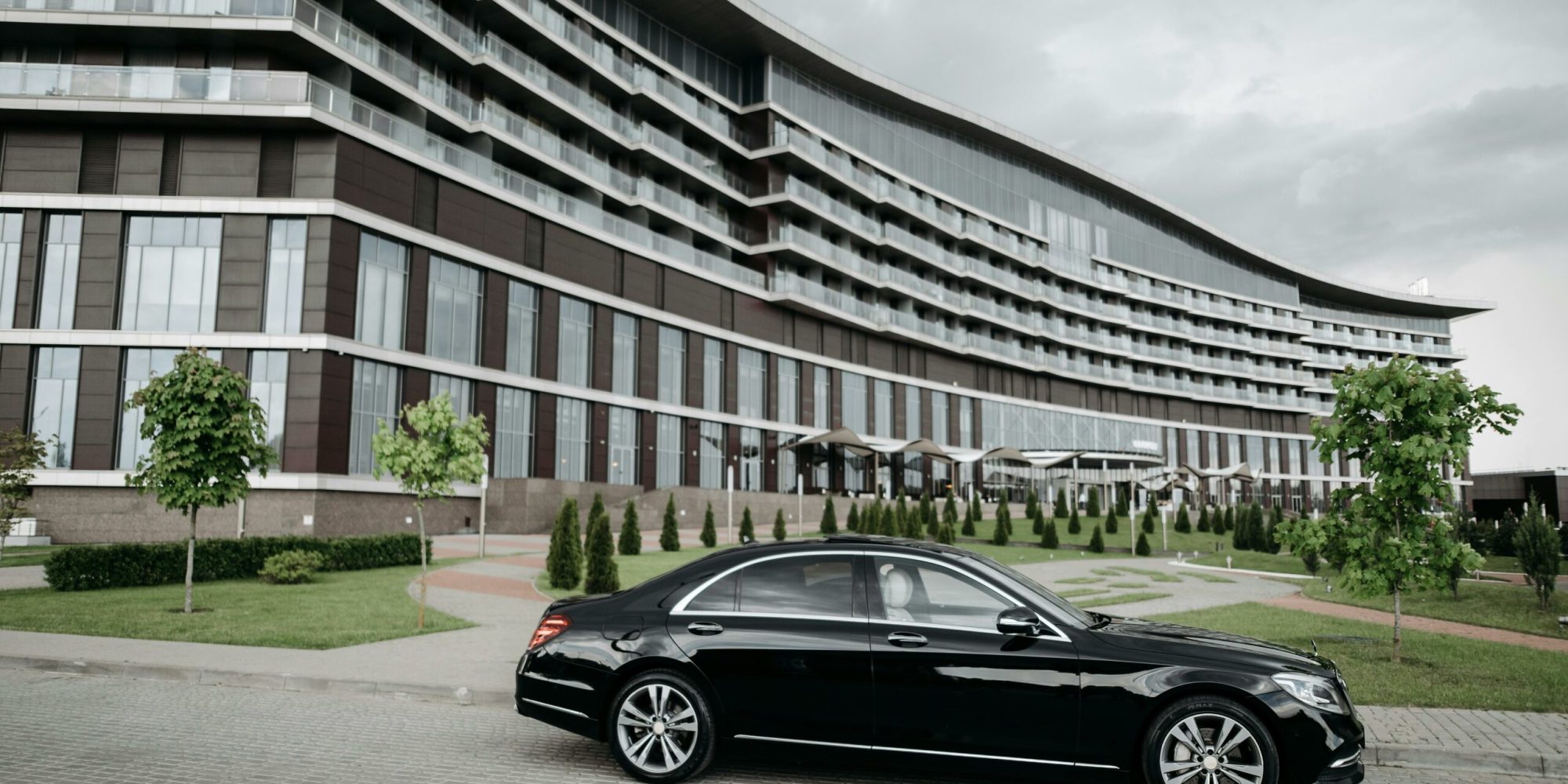 Voiture chauffeur privé devant une entreprise