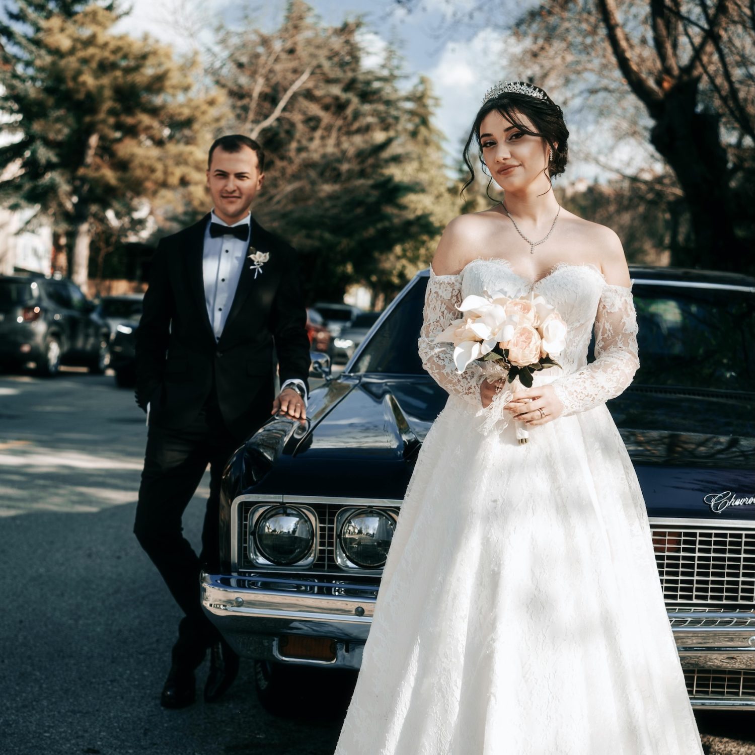 Mariés photos de mariages devant une voiture chauffeur privé